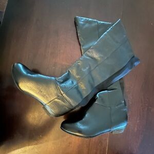 Women’s size 7.5 black knee high leather boots never been worn.